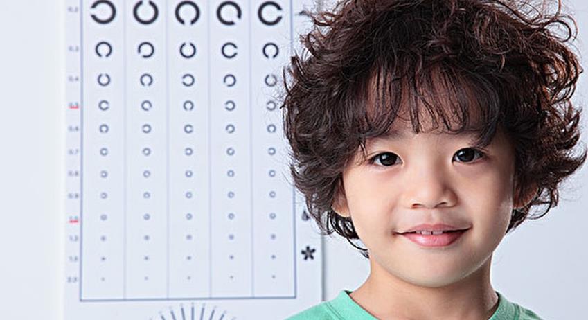 小孩患有弱视或斜视，该如何验光配镜？